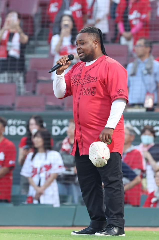 国歌独唱をするクリス・ハート（撮影・市尻達拡）