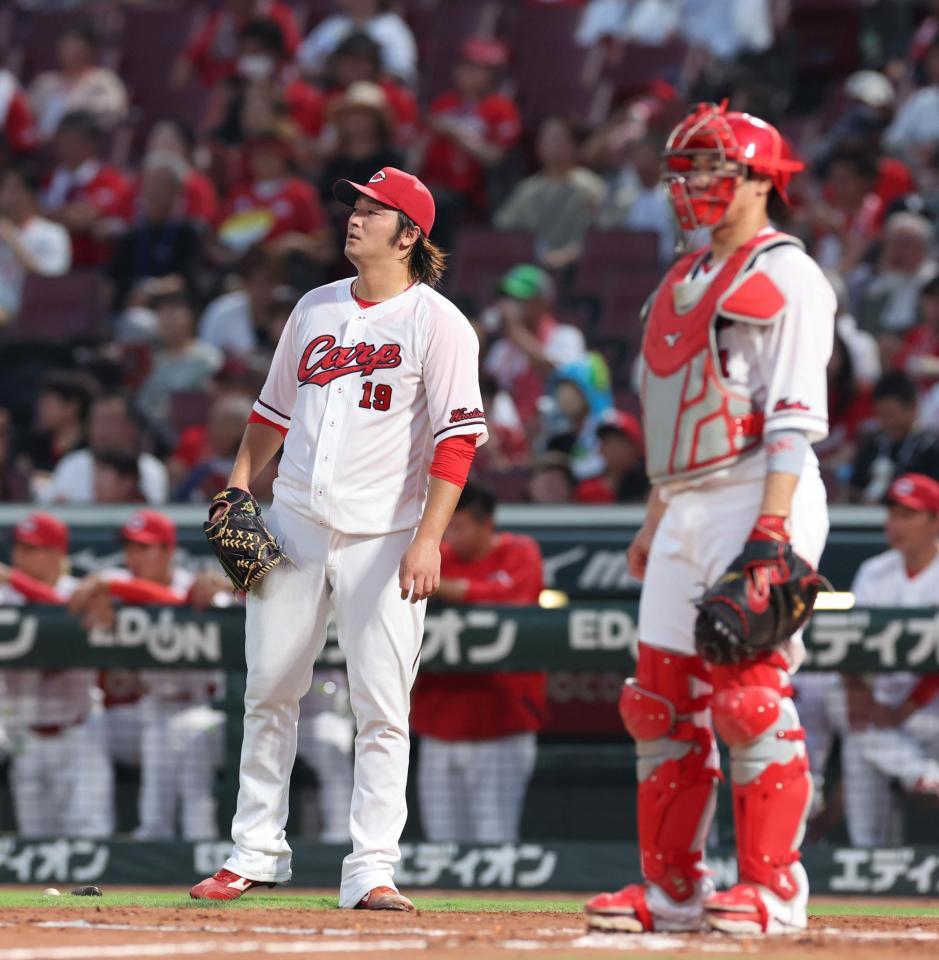 ２回、桑原に左前タイムリーを許し、立ち尽くす床田（左）＝撮影・市尻達拡