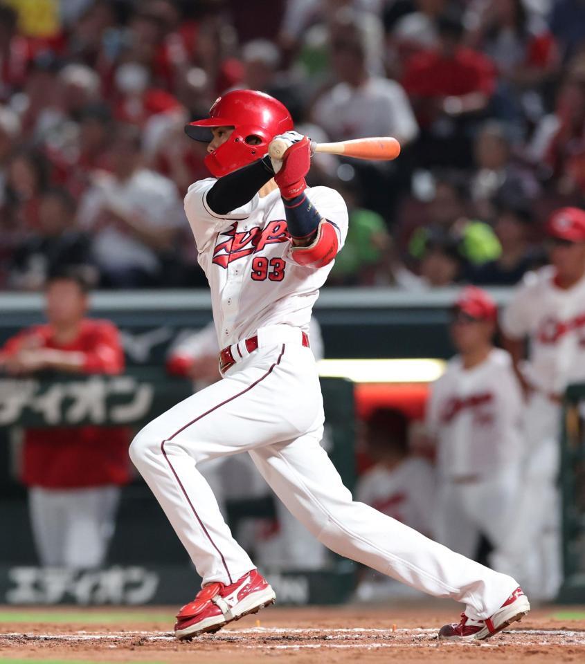 ２回、中前タイムリーを放つ前川（撮影・市尻達拡）