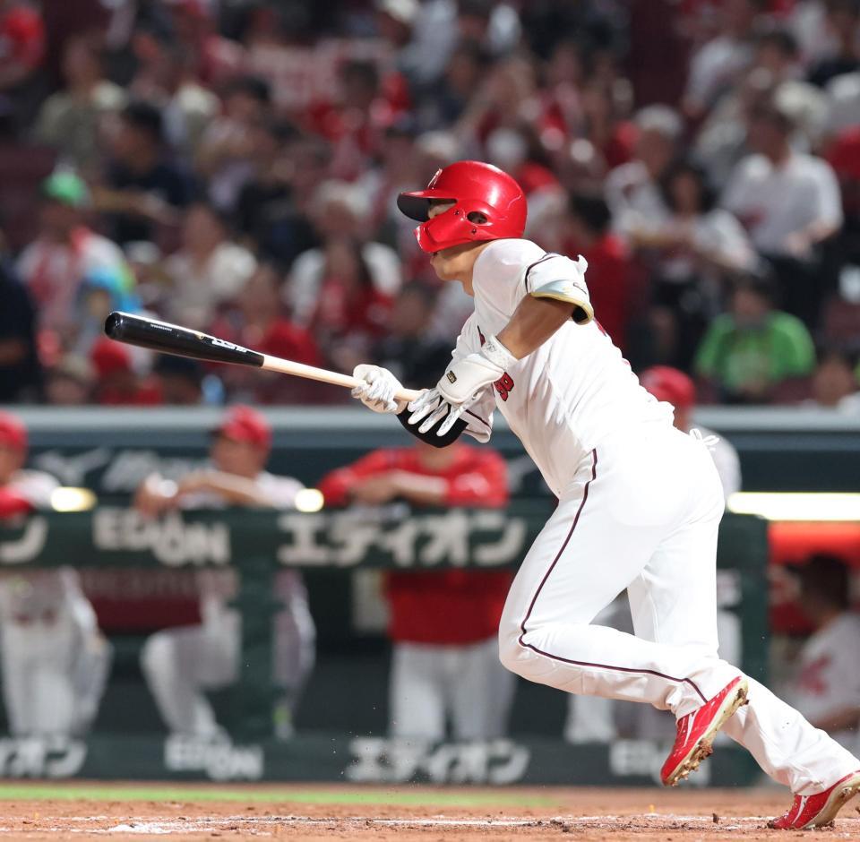 ２回、二塁内野安打で出塁する中村奨（撮影・市尻達拡）