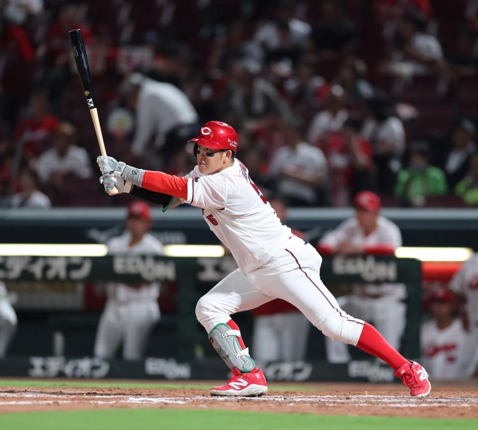 ８回、中前打を放つ小園（撮影・市尻達拡）