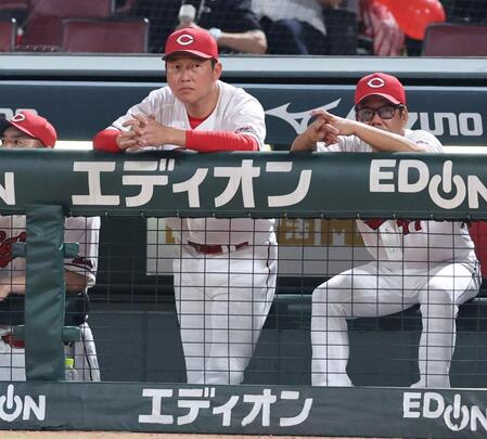 　７回、打席を見つめる新井監督（撮影・市尻達拡）