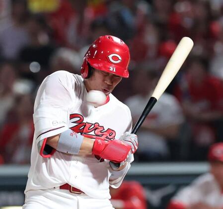 ４回、死球で出塁する坂倉（撮影・市尻達拡）