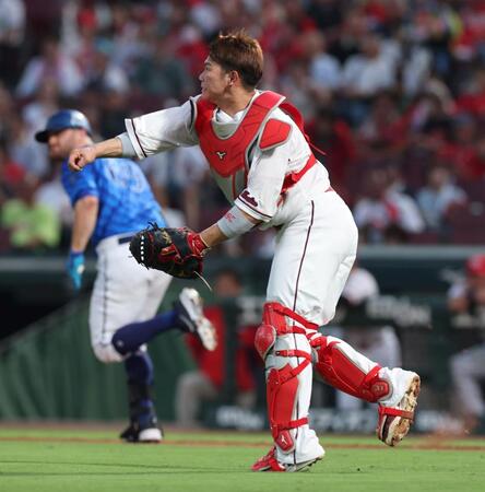 ２回、ケイが送りバントした打球を、二塁へ送球する坂倉（撮影・市尻達拡）