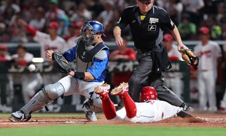 ２回、前川の中前タイムリーで、本塁へ滑り込む菊池（撮影・市尻達拡）