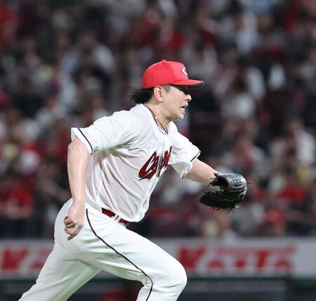 　４回、林の送りバントに、マウンドを駆け降りる大瀬良（撮影・市尻達拡）