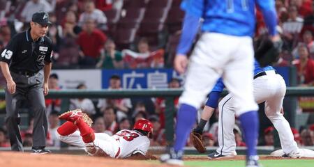 　２回、佐々木を打席に迎えた場面で、一、二塁間に挟まれ、タッチアウトになる菊池（撮影・市尻達拡）