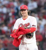 　２回、失点を重ね、厳しい表情を浮かべる床田（撮影・市尻達拡）