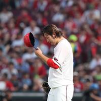 ２回、失点を重ね、視線を落とす床田（撮影・市尻達拡）