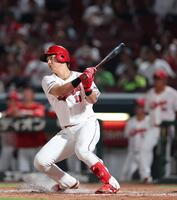 ８回、左翼線への２点タイムリー二塁打を放つ佐々木泰（撮影・市尻達拡）