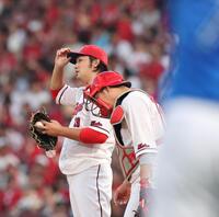 １回、ピンチを招き、間を取る床田（撮影・市尻達拡）