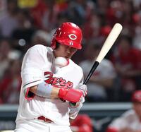 ４回、死球で出塁する坂倉（撮影・市尻達拡）