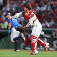 ２回、ケイが送りバントした打球を、二塁へ送球する坂倉（撮影・市尻達拡）