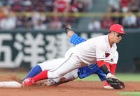 ２回、ケイの打球を処理した坂倉からの送球がワンバウンドとなり、捕球できない小園（撮影・市尻達拡）