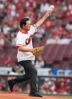 　始球式に登場した広島ＯＢの川口和久氏（撮影・市尻達拡）