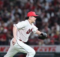 　４回、林の送りバントに、マウンドを駆け降りる大瀬良（撮影・市尻達拡）