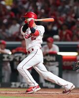 　５回、京田の２点タイムリーエラーを誘う打球を放つ前川（撮影・市尻達拡）