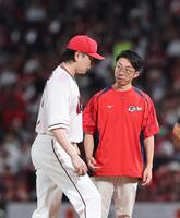 　３回、佐野を迎えた場面で、トレーナーと話をする大瀬良（撮影・市尻達拡）