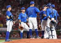 　５回、２点タイムリーエラーを犯し、円陣に加わる京田（左）＝撮影・市尻達拡