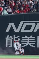 　６回、蝦名の打球を好捕し、その勢いでフェンスに激突して転倒する末包（撮影・市尻達拡）
