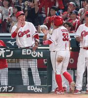 　５回、生還した菊池を出迎える新井監督（撮影・市尻達拡）