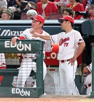 　８回の攻撃を終え、藤井ヘッドコーチと話をする新井監督（撮影・市尻達拡）