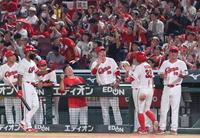 　５回、京田の２点タイムリーエラーで生還した、菊池を出迎える新井監督ら（撮影・市尻達拡）