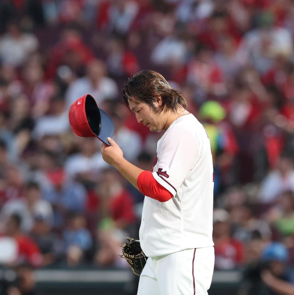 ２回、失点を重ね、視線を落とす床田（撮影・市尻達拡）