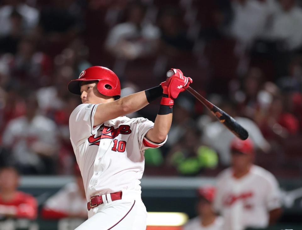 ８回、左翼線への２点タイムリー二塁打を放つ佐々木泰（撮影・市尻達拡）