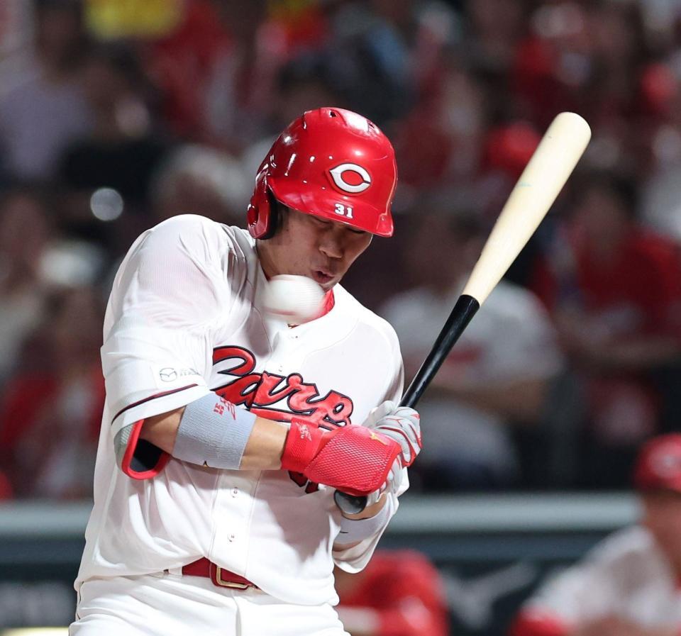 ４回、死球で出塁する坂倉（撮影・市尻達拡）