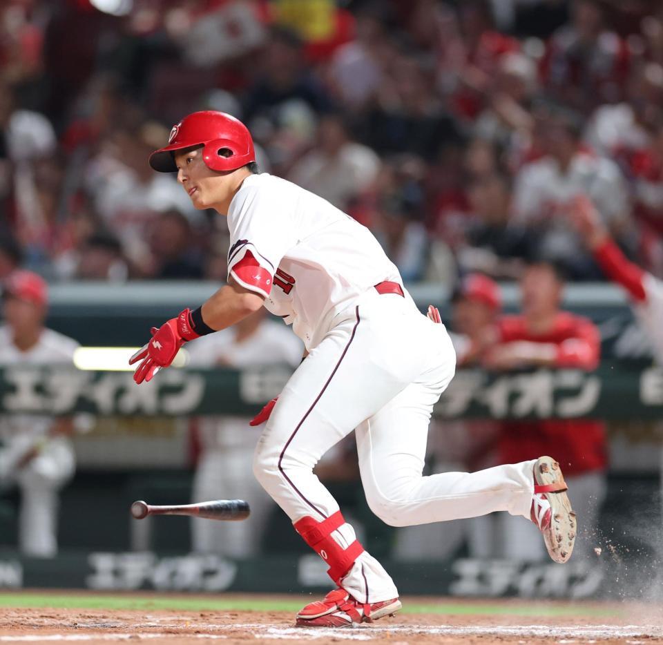 ８回、左翼線への２点タイムリー二塁打を放つ佐々木泰（撮影・市尻達拡）