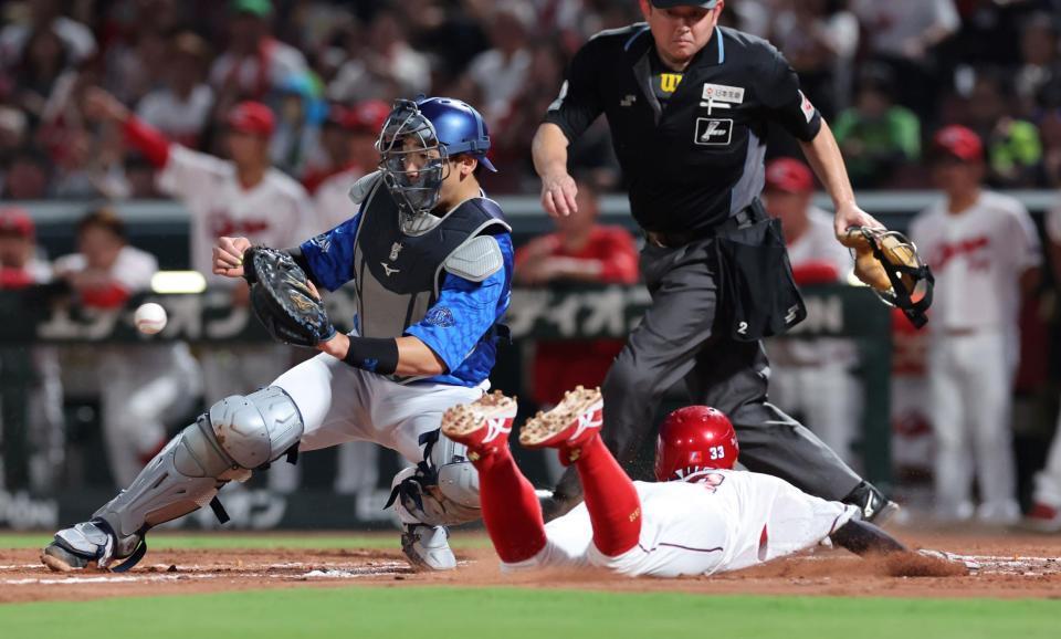 ２回、前川の中前タイムリーで、本塁へ滑り込む菊池（撮影・市尻達拡）