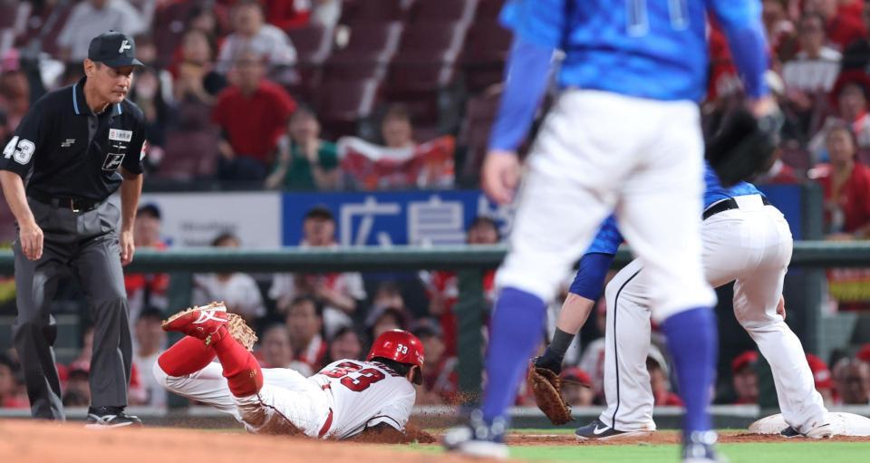 　２回、佐々木を打席に迎えた場面で、一、二塁間に挟まれ、タッチアウトになる菊池（撮影・市尻達拡）