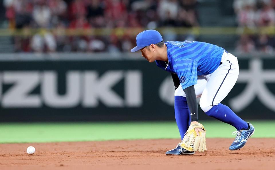 　５回、小園の打球を後逸する京田（撮影・市尻達拡）