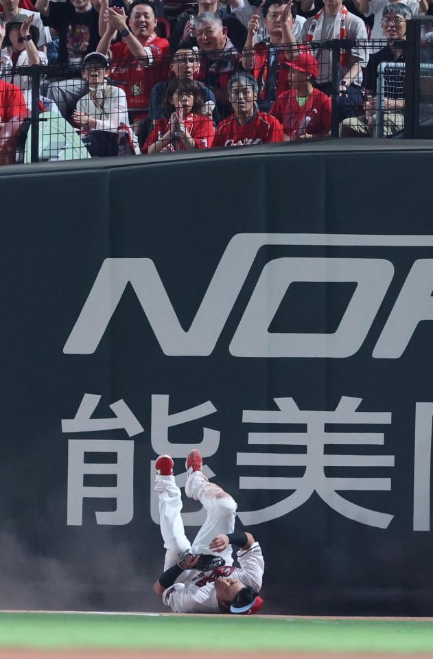 　６回、蝦名の打球を好捕し、その勢いでフェンスに激突して転倒する末包（撮影・市尻達拡）