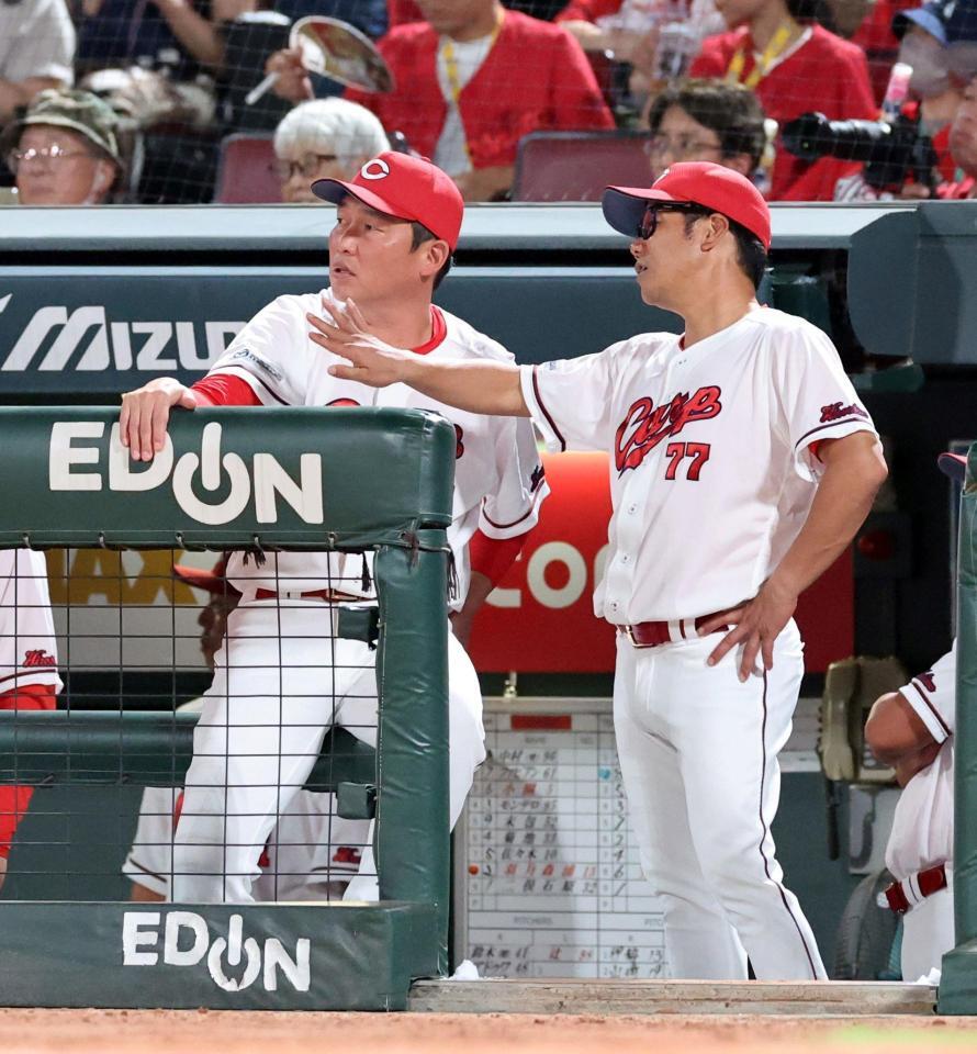 　８回の攻撃を終え、藤井ヘッドコーチと話をする新井監督（撮影・市尻達拡）