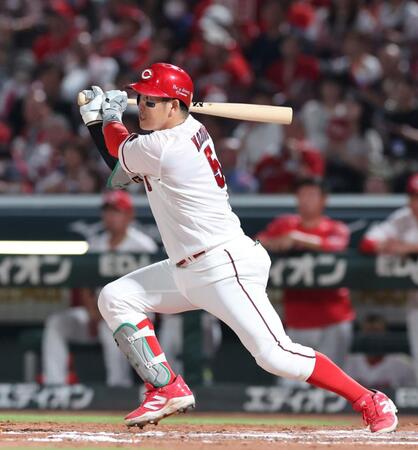 ６回、中前打を放つ小園海斗（撮影・市尻達拡）