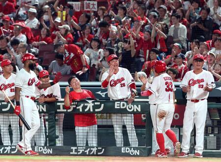 　５回、逆転に沸く新井監督（２５）らカープナイン（撮影・市尻達拡）