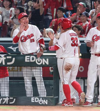 　５回、生還した菊池を出迎える新井監督（撮影・市尻達拡）