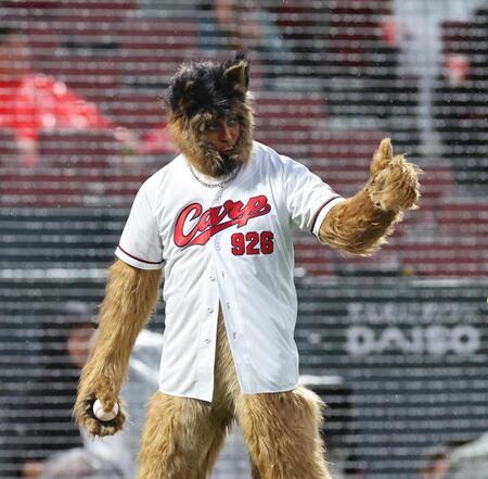 　始球式を務めたオダギリジョー（撮影・市尻達拡）