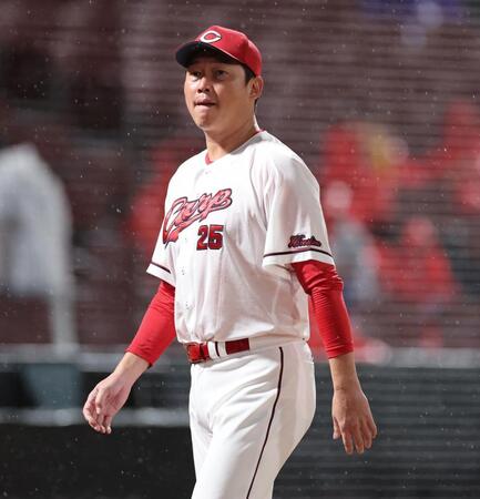 　６回、投手交代を告げる新井監督（撮影・市尻達拡）