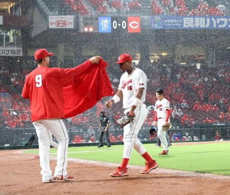 　３回、降雨のため中断となる（撮影・市尻達拡）