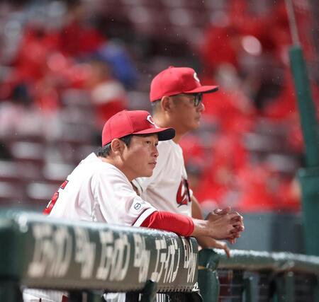 　４回、スコアボードに視線を送る新井監督（撮影・市尻達拡）