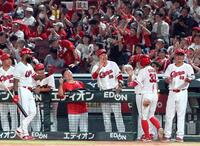 　５回、逆転に沸く新井監督（２５）らカープナイン（撮影・市尻達拡）