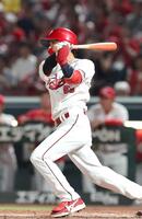 　５回、京田の２点タイムリーエラーを誘う、打球を放つ前川