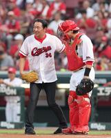 　始球式に登場した広島ＯＢの川口和久氏＝３日