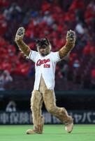 　始球式を務めたオダギリジョー（撮影・市尻達拡）