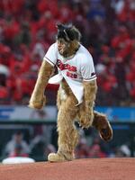 　始球式を務めたオダギリジョー（撮影・市尻達拡）