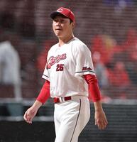 　６回、投手交代を告げる新井監督（撮影・市尻達拡）