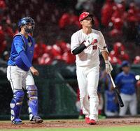 　４回、空振り三振に倒れる中村奨（撮影・市尻達拡）